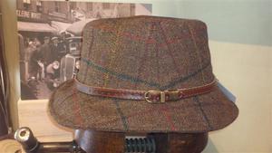 Sombrero de Donegal Tweed con cinta de cuero. 