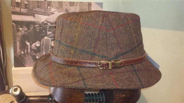 Sombrero de Donegal Tweed con cinta de cuero.