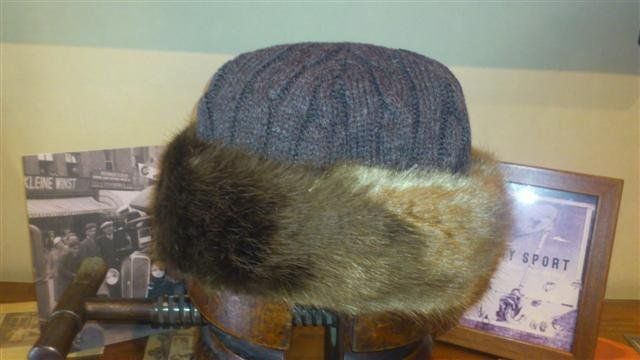 Sombrero Piel Sintética. Casco de punto.