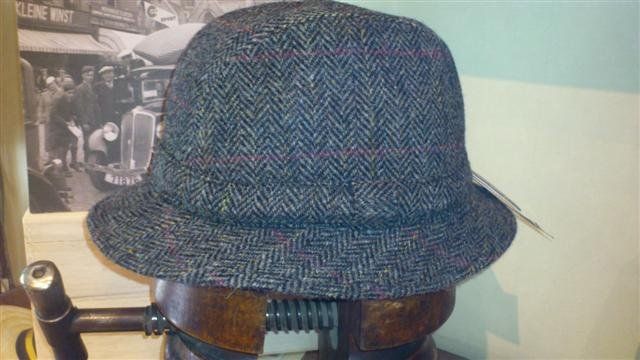 Sombreros modelo inglés de HarrisTweed espiga gris.