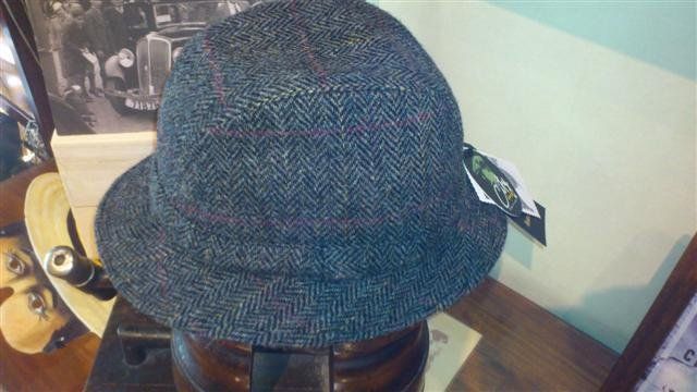 Sombreros modelo inglés de HarrisTweed espiga gris.