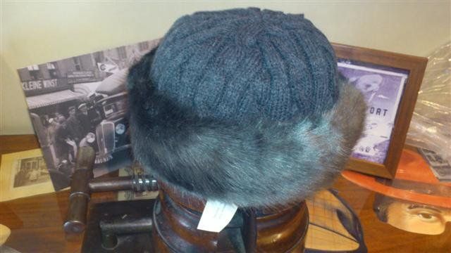 Sombrero Piel Sintética. Casco de punto.