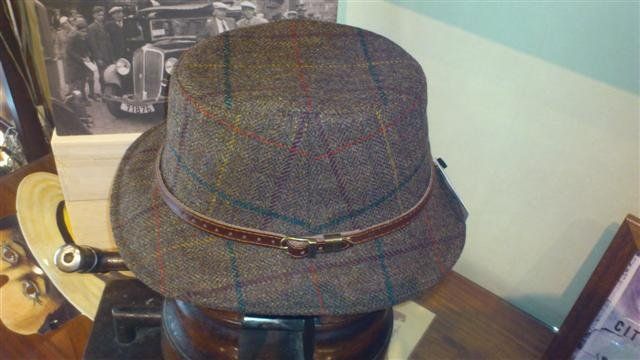 Sombrero de Donegal Tweed con cinta de cuero.