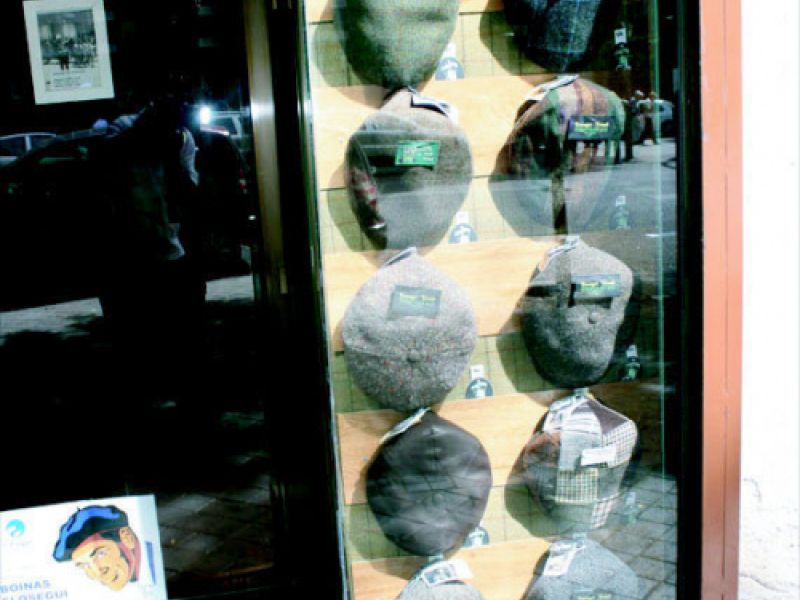 Escaparate de tienda con boinas y sombreros