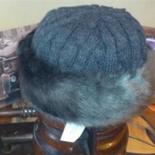 Sombrero Piel Sintética. Casco de punto.