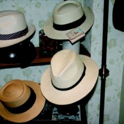 Sombreros panamá colgados en interior de tienda