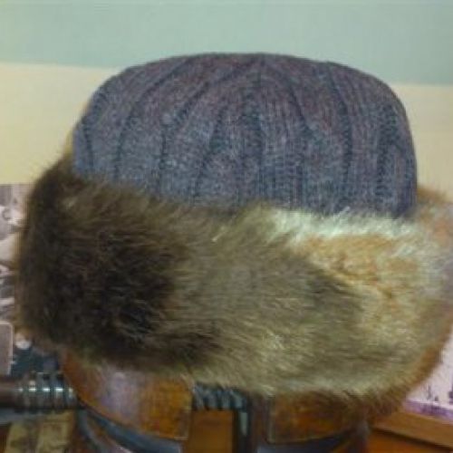 Sombrero Piel Sintética. Casco de punto.