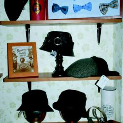 Sombreros de mujer y pajaritas colocados en expositores