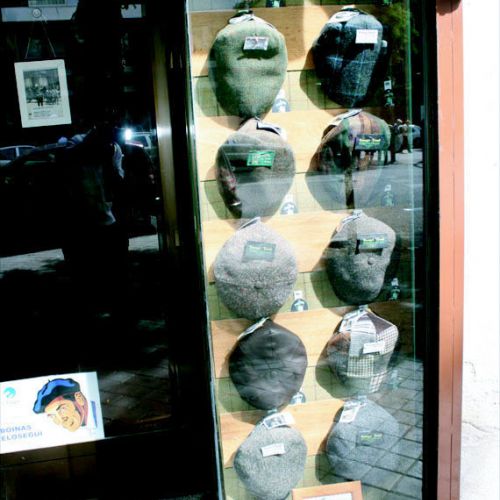 Escaparate de tienda con boinas y sombreros