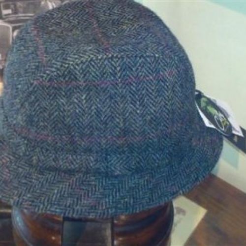 Sombreros modelo inglés de HarrisTweed espiga gris.