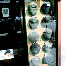 Escaparate de tienda con boinas y sombreros