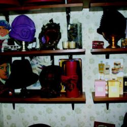 Sombreros de mujer colocados en expositores de madera