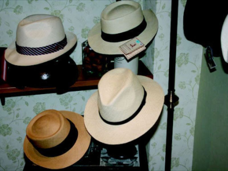 Sombreros panamá colgados en interior de tienda